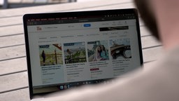 Das Bild zeigt einen Laptop mit den Angeboten von "Get your Guide".