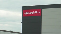 Das Bild zeigt ein Logistikgebäude des Unternehmens "JoyBuy".