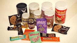 Das Bild zeigt verschiedene "Low-Sugar" und "Zero-Sugar"-Produkte von mehreren Marken.