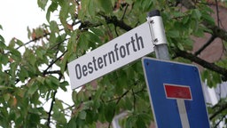 Das Bild zeigt das Straßenschild des "Oesternforth". 