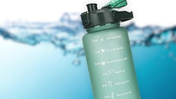 Eine Wasserflasche mit Motivationssprüchen.