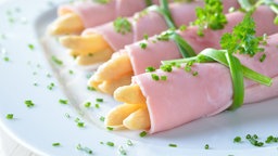 Das Bild zeigt Spargel mit Kochschinken.