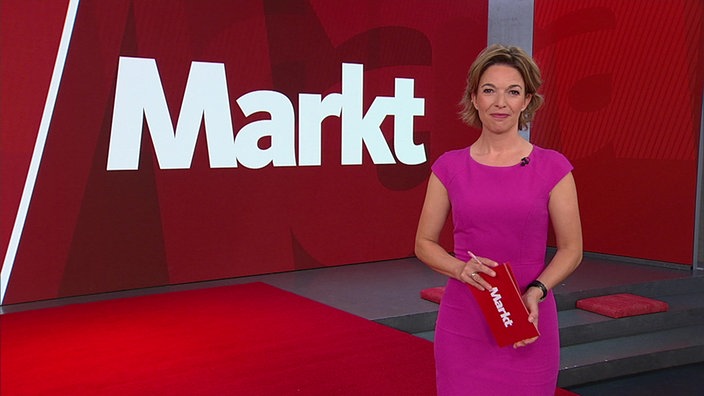 Das Bild zeigt Anna Planken im Markt-Studio. 