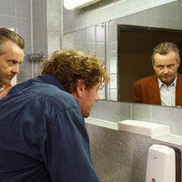 Manuel Teich (René Heinersdorff, l,) trifft Sascha Kesko (Jesse Albert, r.) auf der Herrentoilette