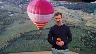 Moderator Daniel Aßmann während seiner Moderation im Servicezeit Studio