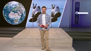 Moderator Daniel Aßmann steht während seiner Moderation im Servicezeit Studio