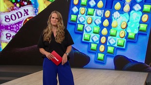Moderatorin Svenja Kellershohn steht während ihrer Moderation im Servicezeit Studio