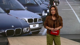 Moderatorin Nina Moghaddam während ihrer Moderation im Servicezeit Studio