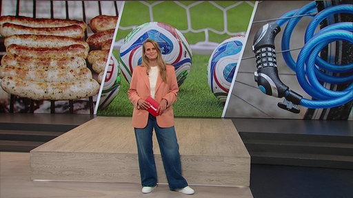 Moderatorin Svenja Kellershohn steht während ihrer Moderation im Servicezeit Studio