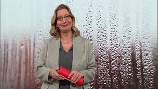 Moderatorin Yvonne Willicks steht während ihrer Moderation im Servicezeit Studio