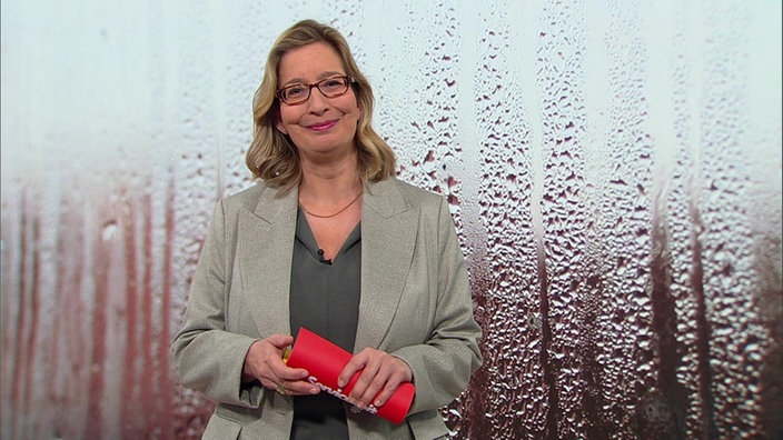 Moderatorin Yvonne Willicks steht während ihrer Moderation im Servicezeit Studio