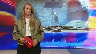 Moderatorin Svenja Kellershohn steht während ihrer Moderation im Servicezeit Studio