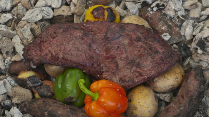 Das Bild zeigt ein Steak garniert mit Grillkartoffeln und Paprika.