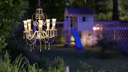 Das Bild zeigt einen Kronenleuchter für den Garten.
