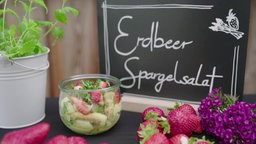 Der Erdbeer-Spargelsalat in einem kleinen Schälchen dekoriert.