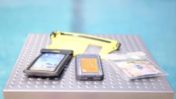 Das Bild zeigt vier Gadegts mit denen man das Handy ans Wasser nehmen kann.