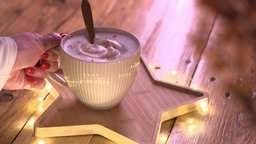 Das Bild zeigt eine Tasse mit der Moonmilk.