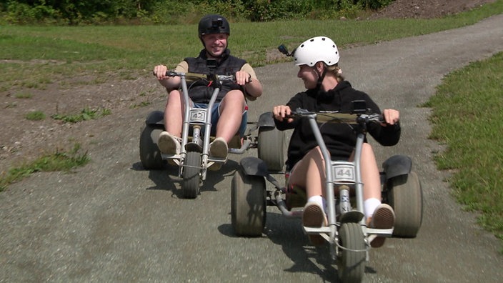 Das Bild zeigt Emily und Benny beim Mountain-Cart-Fahren. 