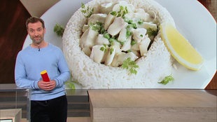Moderator vor Supermarktregalen