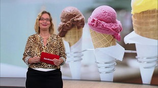 Yvonne Willicks und im Hintergrund sind drei Kugeln Eis zu sehen.