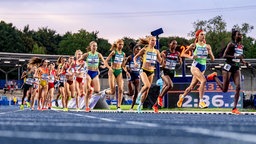10000-Meter-Lauf: Die Sportlerinnen laufen auf der Bahn