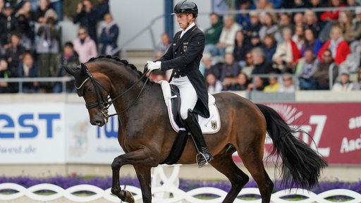 (Archivfoto, 01.07.2023, Nordrhein-Westfalen, Aachen: Pferdesport, Dressur: CHIO, Grand Prix Special (2. Wertungsprüfung Nationenpreis). Frederic Wandres aus Deutschland auf dem Pferd «Bluetooth» reitet im Parcours«Bluetooth» reitet im Parcours.)