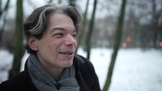 Großaufnahme Mann in Schneelandschaft