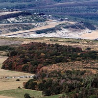 Der Rest des Hambacher Forst im Vordergrund, im Hintergrund der Tagebau Garzweiler.