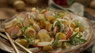Ein Teller serviert dem Bratkartoffel-Salat
