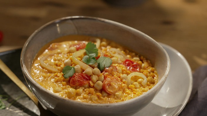 Eine Schüssel serviert mit dem Kichererbsen-Linsen-Curry.