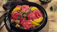 Eine Schüssel serviert mit dem Rote-Bete-Ravioli.