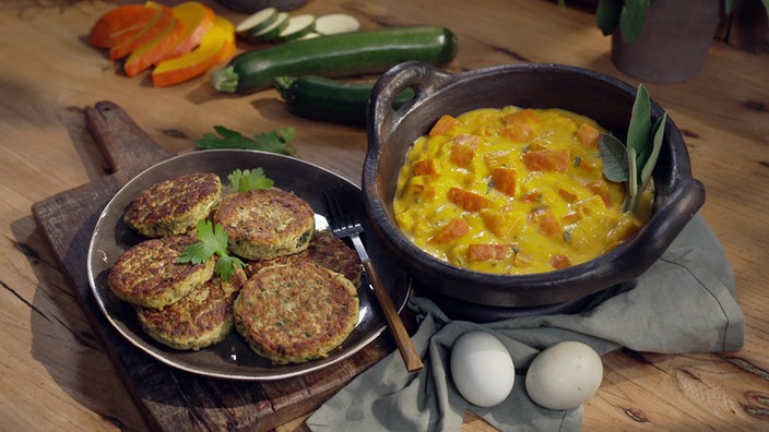 Ein Teller serviert der Zucchini-Feta-Frikadellen und daneben der Salbeikürbis.