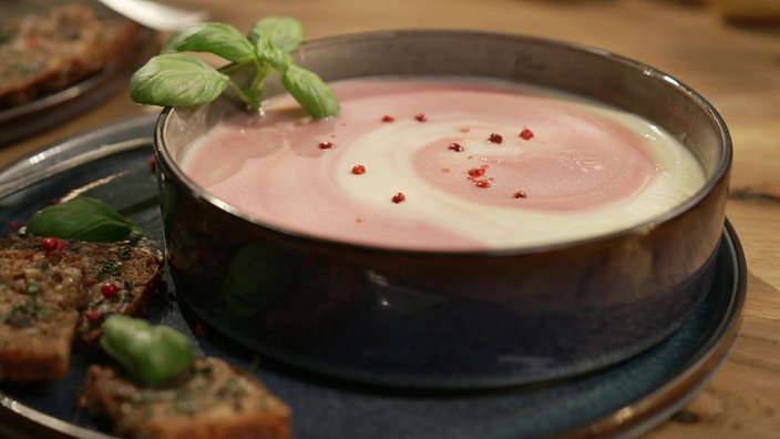 Ein Teller serviert der  Sellerie-Creme-Suppe und mit Kräuter-Crustini.