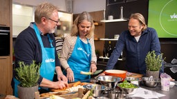 Björn Freitag kocht mit zwei Mitgliedern der Kochgruppe aus Düsseldorf