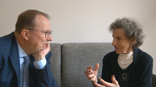 Stefan Lode, Nebenklägervertreter mit seiner Klientin Roza Bloch, Überlebende des KZ-Stutthof, die im Hamburger Prozess gegen Bruno Dey aussagt.