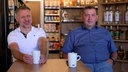 Olaf und Jochen sitzen im Dorfladen.