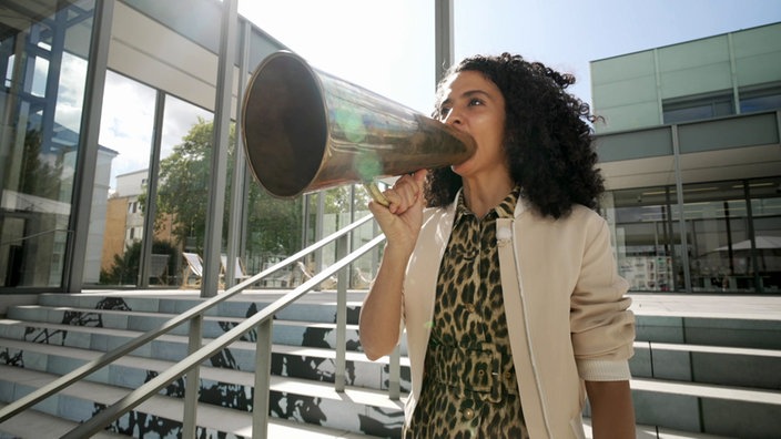 Siham El-Maimouni mit einem Sprachrohr