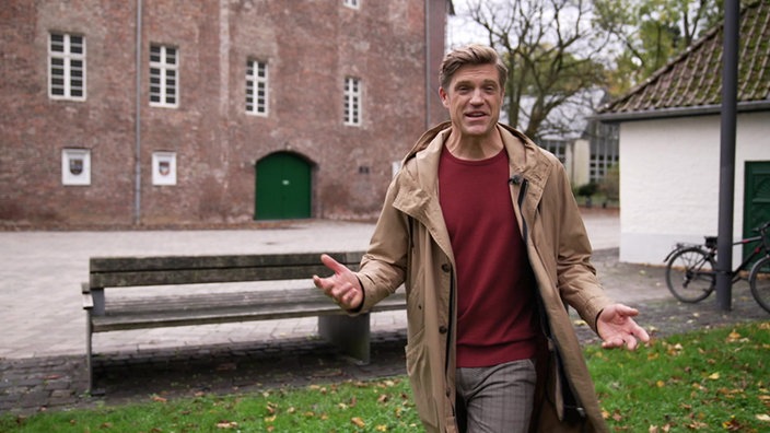 Moderator Thilo Jung vor dem Schlosstheater Moers