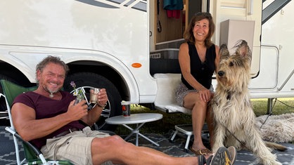 Britta und Andreas aus Dorsten mit ihrem Hund Toni auf einem Campingplatz in Österreich. 