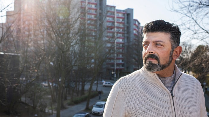 Umran Kurt wohnt mit seiner Familie in einem der Hochhäuser in Köln-Finkenberg. Für ihn hat sich der Stadtteil zum Negativen verändert.