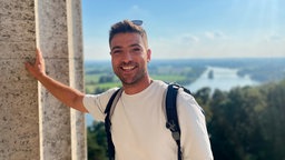 Ramon Babazadeh auf einem Aussichtspunkt über der Donau.