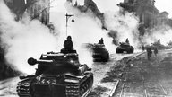 Panzer fahren in eine Stadt ein
