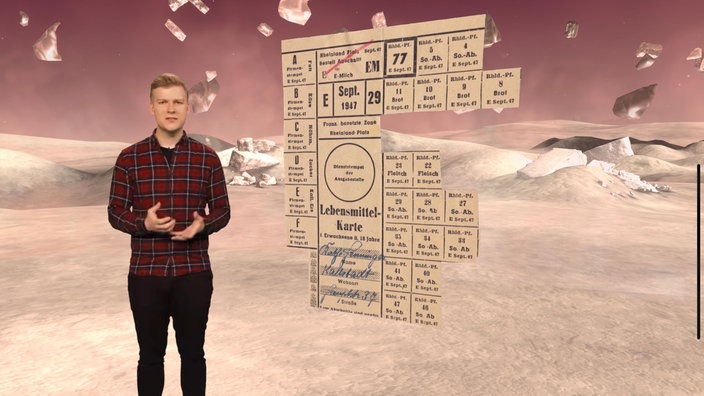 Cedric vor einer Abbildung von Lebensmittelmarken der Nachkriegszeit