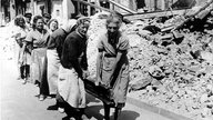 Frauen beim Wiederaufbau