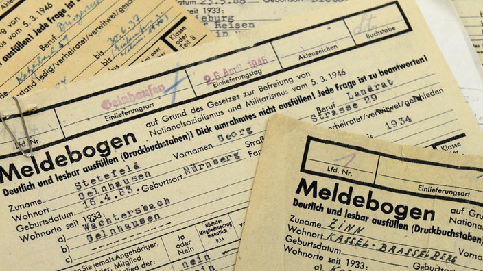 Meldebögen der Spruchkammern zur Entnazifizierung liegen aufeinander
