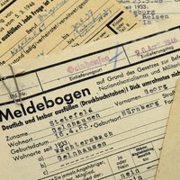 Meldebögen der Spruchkammern zur Entnazifizierung liegen aufeinander