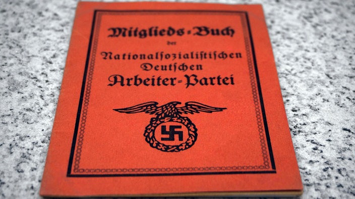 Ein Mitgliedsbuch der Partei NSDAP