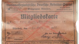 Mitgliedskarte Nr. "575" der NSDAP mit Originalunterschrift von Adolf Hitler