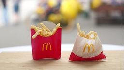Zwei verschiedene Pommesverpackungsgrößen von einer Fastfood-Kette.