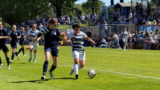 Spielerinnen beim Niederrheinpokalfinale liefern sich Zweikampf